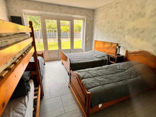une chambre avec deux lits et une fenêtre dans l'établissement Cap bonheur by Carine, à Lège-Cap-Ferret