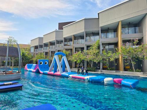 منتجع وفلل أفاني هوا هين في تشا أم: مسبح مع زحليقة مائية أمام مبنى
