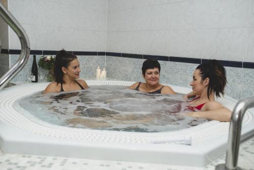 Tre donne sedute in una vasca da bagno di Depandance Haná a Lázně Libverda