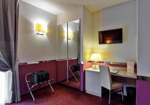 a hotel room with a desk and a mirror at Boutique Hotel Calzavecchio in Casalecchio di Reno