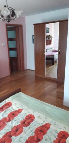 a room with a bed and a mirror and a door at Zajazd Stok in Górecko Stare