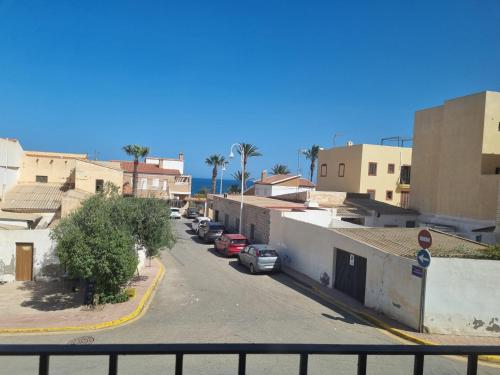 een stadsstraat met auto's op straat bij Hostal Calaverde in Villaricos