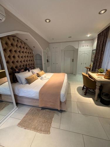 ヨハネスブルグにあるSummerview Boutique Hotel & Conferenceの大きなベッドルーム(大型ベッド1台、デスク付)