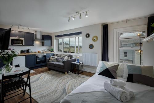 un salon et une cuisine avec un lit et une table dans l'établissement Lunar Stays, à Blackpool