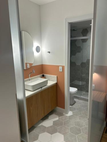 ein Badezimmer mit Waschbecken und Toilette in der Unterkunft 2Qtos, Newly Renovated, Botafogo Mall and Beach in Rio de Janeiro