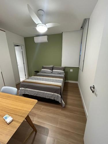 ein Zimmer mit zwei Betten und einem Tisch darin in der Unterkunft 2Qtos, Newly Renovated, Botafogo Mall and Beach in Rio de Janeiro