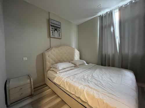 a bedroom with a bed and a window at Casanova Penuin Batam in Nagoya