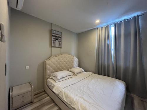 a small bedroom with a bed and a window at Casanova Penuin Batam in Nagoya