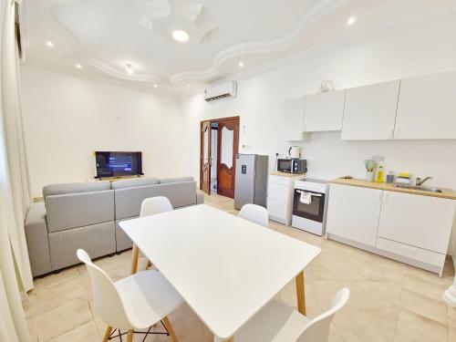 Nhà bếp/bếp nhỏ tại HARF22-01 comfy 1BR Apt in Abu Dhabi City