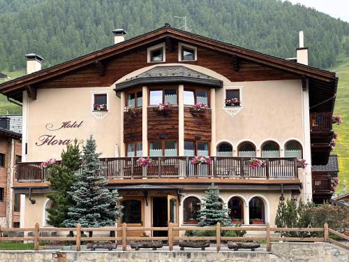 Nespecifikovaný výhled na hory nebo výhled na hory při pohledu z hotelu