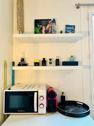 un four micro-ondes installé au-dessus d'un comptoir dans l'établissement Au centre de paris Saint-michel et St germain despres, à Paris