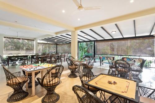 Un restaurante u otro lugar para comer en Seashell Suites and Villas- Candolim Goa