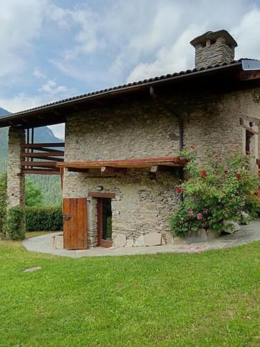 un grande edificio in pietra con un portico laterale di Casa delle Rose - Marmora a Marmora