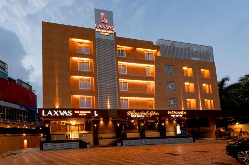 ターネーにあるHotel Laxvas- The Business Hotelの上に看板がある大きな建物
