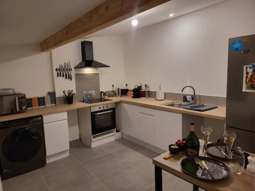 une cuisine avec un évier et une cuisinière four supérieur dans l'établissement Bel appartement mansardé, à Carcassonne