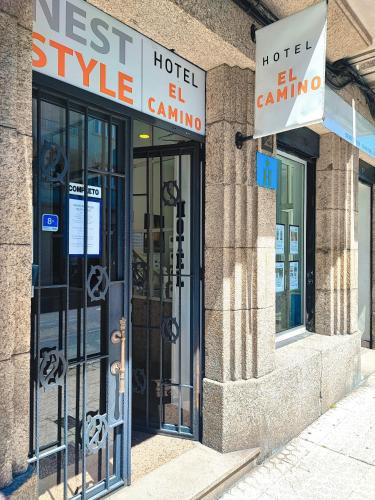 ein Hotelgebäude mit Türen und Schildern in der Unterkunft Nest El Camino in Santiago de Compostela