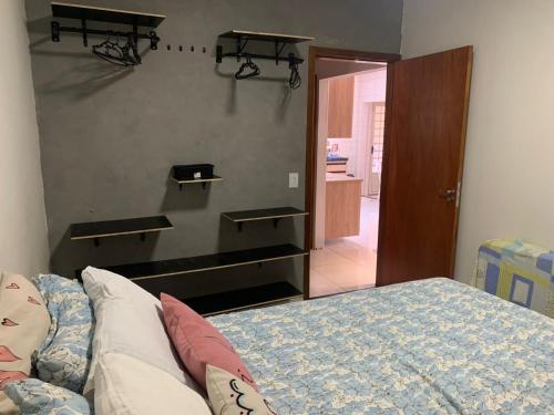 una camera con letto e porta di accesso a una cucina di Casa de mãe Completa! a Marília
