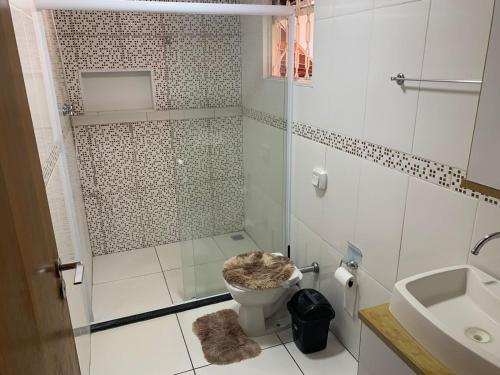 un bagno con doccia, wc e lavandino di Casa de mãe Completa! a Marília