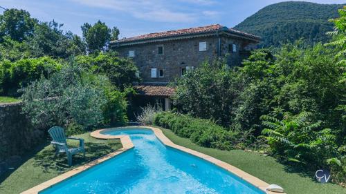 une maison avec une piscine devant une maison dans l'établissement Le Mas de mon père XVIIeme siecle, à Saint-Jean-de-Valériscle