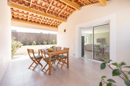 une salle à manger avec une table et des chaises en bois dans l'établissement Villa Romarin, à Marignane