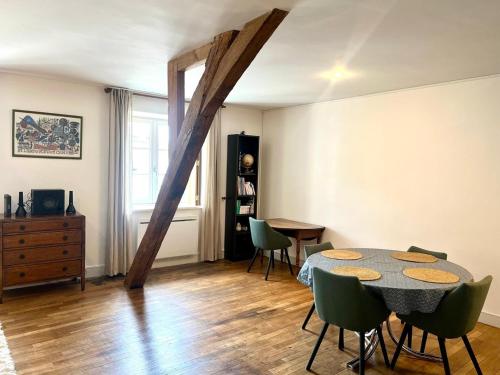 une salle à manger avec une table et des chaises dans l'établissement Le Saint-Grégoire : Appart lumineux centre-ville, à Poitiers