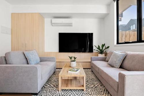 Μια τηλεόραση ή/και κέντρο ψυχαγωγίας στο Executive home in centre of Sunshine