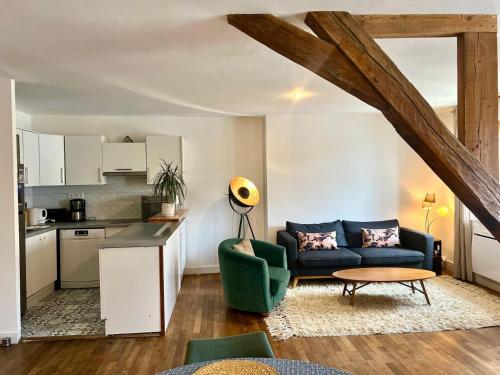 un salon avec un canapé et une table dans l'établissement Le Saint-Grégoire : Appart lumineux centre-ville, à Poitiers