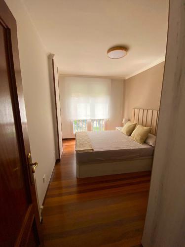 a bedroom with a bed in a room at Apartamento nuevo en Zona Baja de Cotolino in Castro-Urdiales