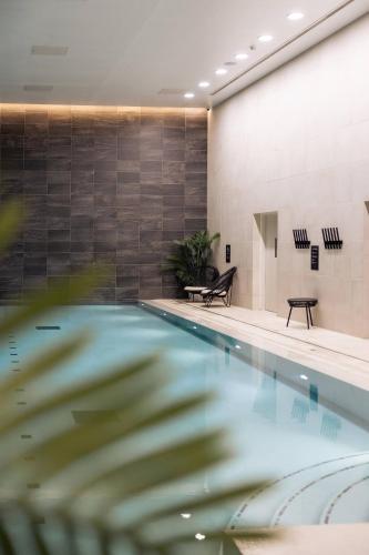 a swimming pool in a hotel lobby at CitySuites 2 Aparthotel in Manchester