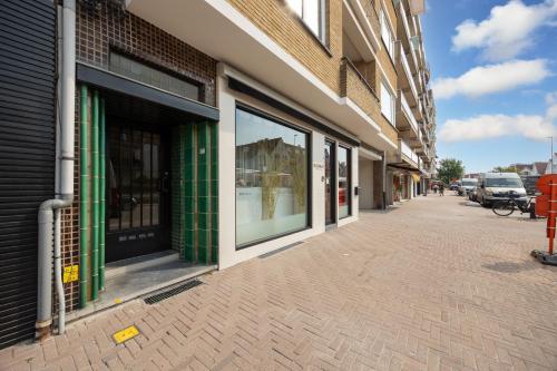 a row of store fronts on a city street at Het Zoute Zand - Parkeerplaats - Wifi - Comfort - Uitzonderlijke Locatie - Ideaal voor Stellen en Gezinnen in Knokke-Heist
