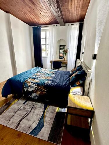 ein Schlafzimmer mit einem Bett und einem Schreibtisch darin in der Unterkunft Jungle Gite in Fumel