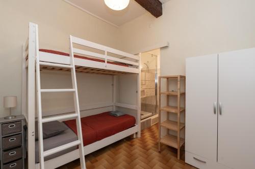 - une chambre avec 2 lits superposés et un placard dans l'établissement Brique du Capitole - Hypercentre, à Toulouse