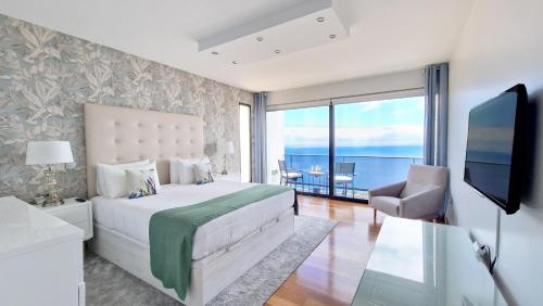 Azure Serenity - jacuzzi & sea view by LovelyStay