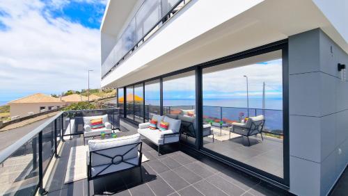 Azure Serenity - jacuzzi & sea view by LovelyStay