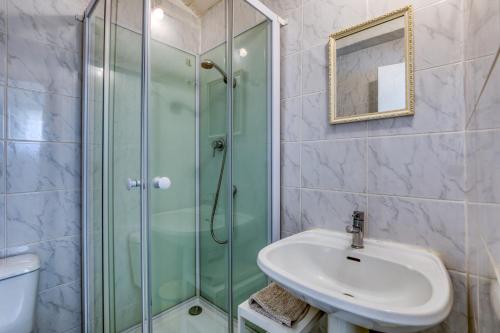 サントマリー・ド・ラメールにあるMas des Cypres - Mazet 9のガラスのシャワーと洗面台を備えたバスルーム