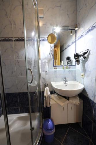 a bathroom with a sink and a shower at Appartementhaus Olympia Schlössl in Neustift im Stubaital