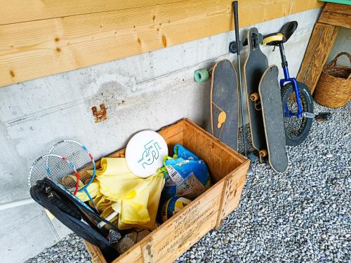 a wooden crate filled with tools next to a wall at Nisihof, Landluft in Oberkirch