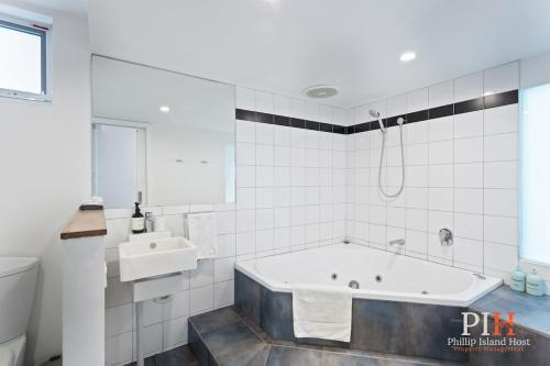Un baño de Ultimate Beachfront Retreat