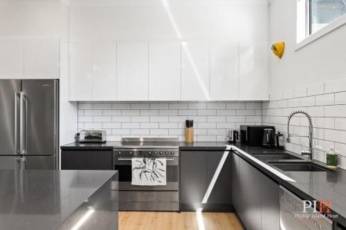 Η κουζίνα ή μικρή κουζίνα στο Luxury Home Sleeps 9 Guests