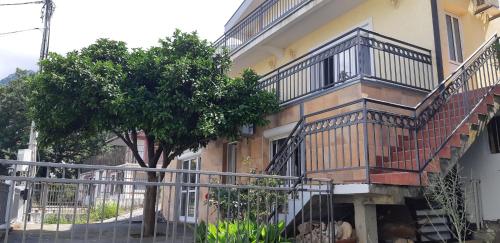 Το κτήριο όπου στεγάζεται  το διαμέρισμα