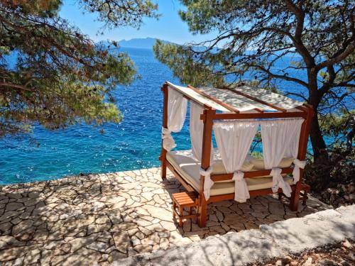 Robinson Medvidina Bay