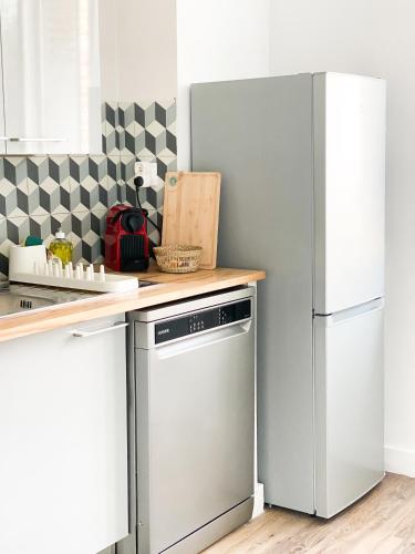 Il comprend une cuisine équipée d'un réfrigérateur et d'un comptoir. dans l'établissement Le Grand 117 - Climatisation - Wifi - Parking proche, à Périgueux