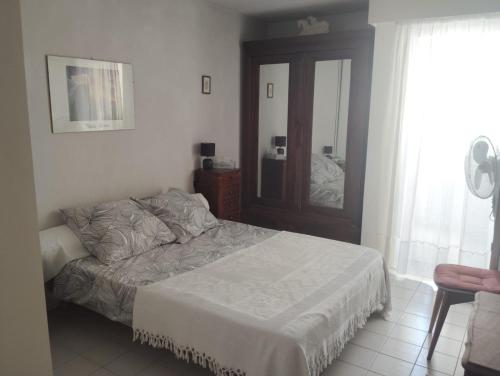 une chambre avec un lit, une commode et une fenêtre dans l'établissement T3 avec piscine et proche de la mer 5mns à pied, à Saint-Raphaël