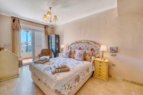 Postel nebo postele na pokoji v ubytování 1107 Marbella Beach Front House