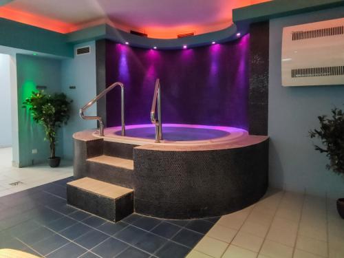 W łazience znajduje się wanna z fioletowym oświetleniem. w obiekcie Casa Marina Spa by Baltic Home w Świnoujściu
