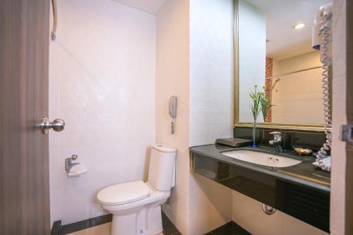 a bathroom with a toilet and a sink at FuramaXclusive Sukhumvit in Bangkok