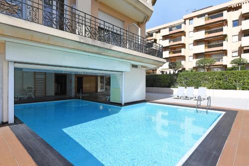 een groot zwembad voor een gebouw bij Victoria Sole & Mare in Menton