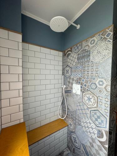 a bathroom with a shower with a mosaic wall at Viki54 FeWo04 "hereinspaziert", Monteurs- und Ferienwohnung in Velten
