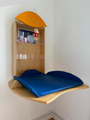 a shelf on a wall with a pillow on it at Viki54 FeWo04 "hereinspaziert", Monteurs- und Ferienwohnung in Velten