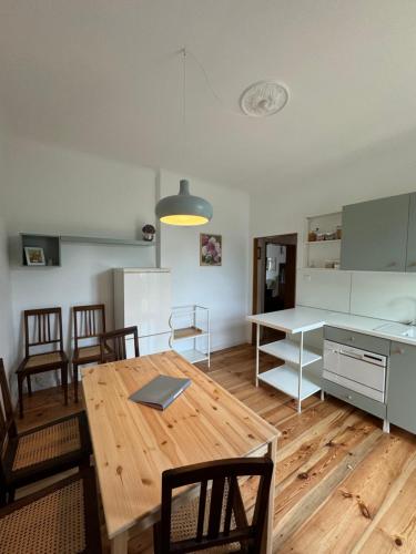 a kitchen and dining room with a table and chairs at Viki54 FeWo04 "hereinspaziert", Monteurs- und Ferienwohnung in Velten